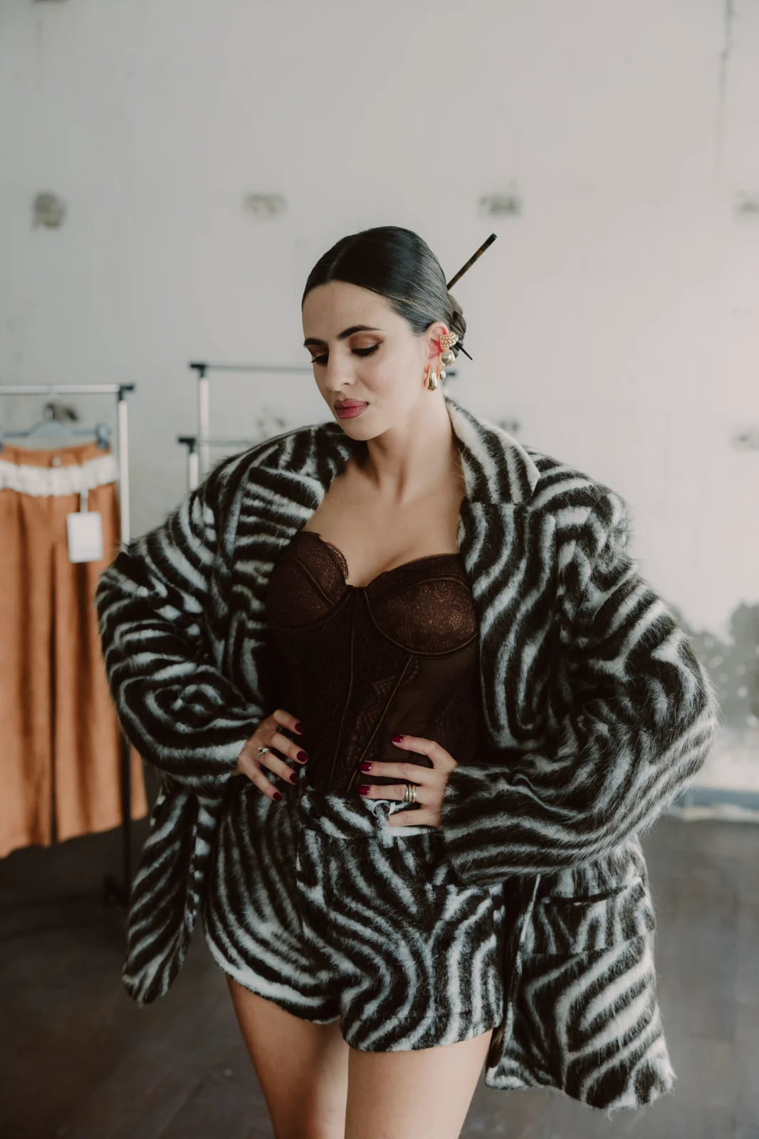 Modella con cappotto zebrato e corsetto marrone