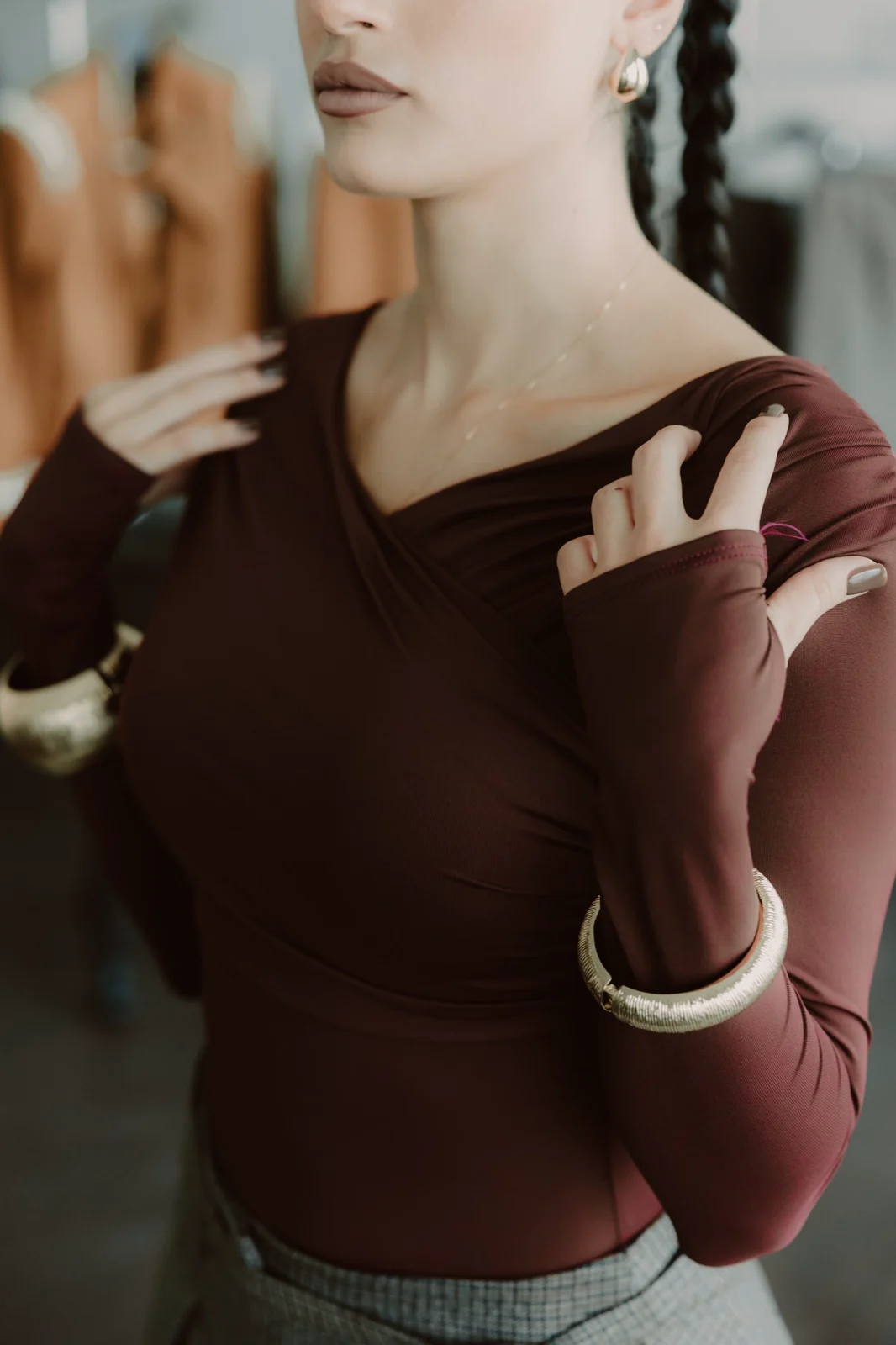 Body bordeaux con bracciali dorati
